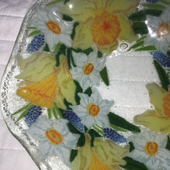 Peggy Karr  fused glass ruffled bowl 8 inch diameter daffodils grape hyacinth - Picture 4 of 4